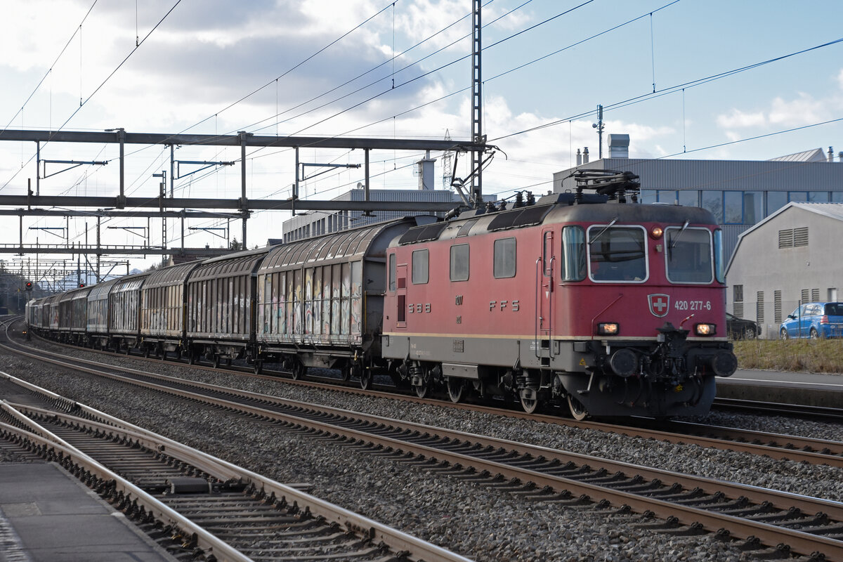 Re 420 277-6 durchfährt den Bahnhof Rupperswil. Die Aufnahme stammt vom 07.02.2022.