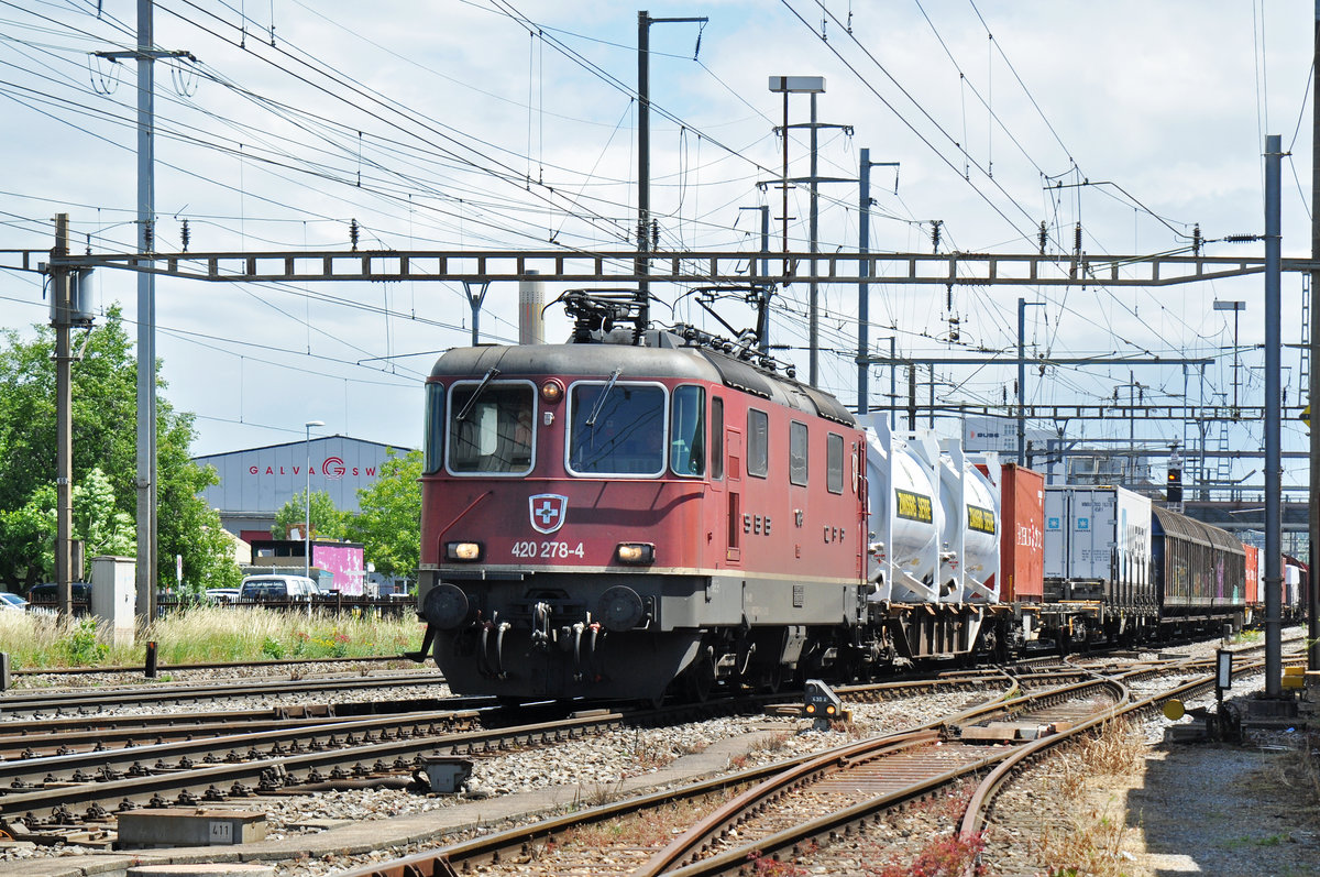 Re 420 278-4 (11278) durchfährt den Bahnhof Pratteln. Die Aufnahme stammt vom 07.06.2017.