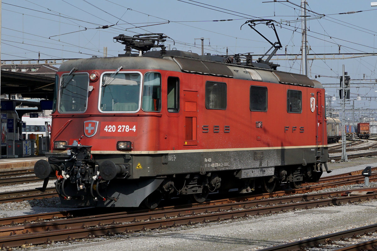 Re 420 278-4  CHAM  auf Rangierfahrt in Solothurn am 1. April 2019.
Besondere Beachtung gilt der Hybridkupplung und dem von der Re 6/6 11673 stammenden Wappen Cham die am 15. Juli 2016 dem Abbruch zugeführt wurde. Am 13. Mai 2015, kurz nach Mitternacht, sind im Bahnhof Erstfeld zwei Güterzüge seitlich kollidiert. Ein Güterzug von SBB Cargo International, wurde mit Re 6/6 11673 „CHAM“ geführt.
Foto: Walter Ruetsch

