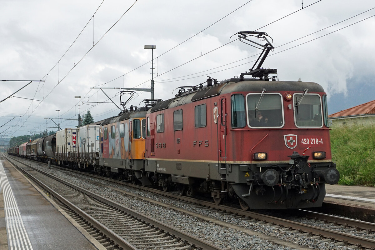Re 420 278-4  CHAM  mit nicht erkennbarer Werbelok bei Deitingen unterwegs am 7. Juni 2021.
Foto: Walter Ruetsch 