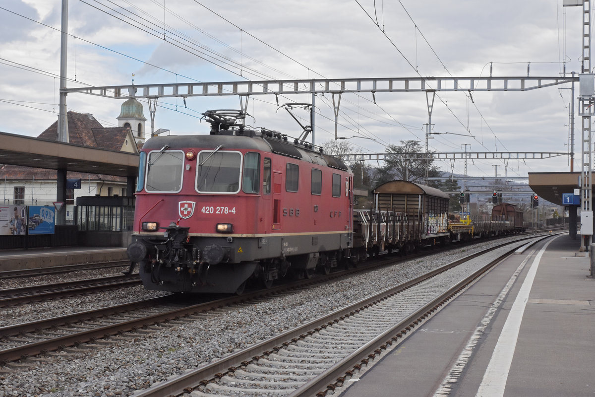 Re 420 278-4 durchfährt den Bahnhof Rupperswil. Die Aufnahme stammt vom 13.03.2020.