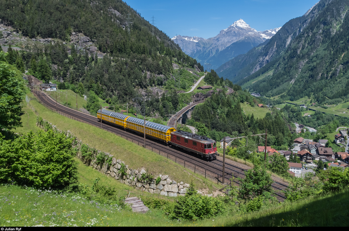 Re 420 279 zieht am 10. Juni 2016 einen kurzen Postzug in Richtung Tessin. Aufgenommen auf der dritten Ebene bei Wassen.