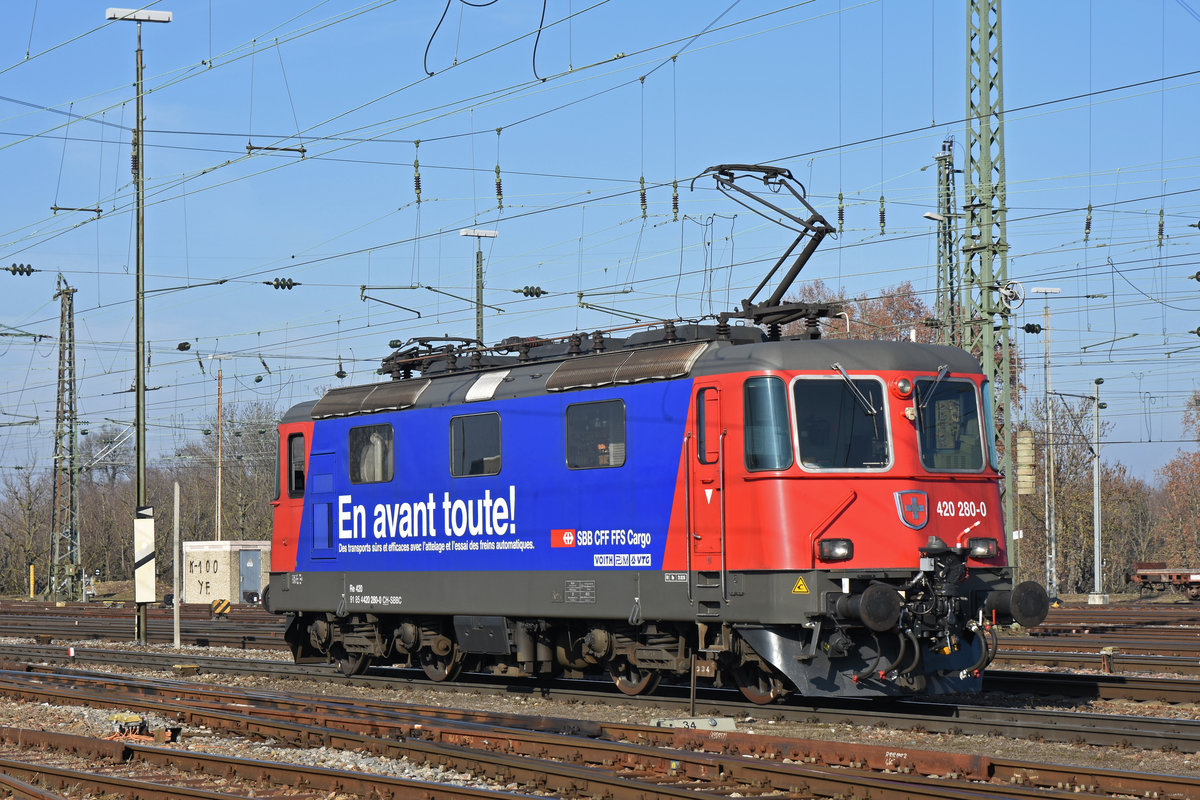 Re 420 280-0 durchfährt den badischen Bahnhof. Die Aufnahme stammt vom 05.02.2019.