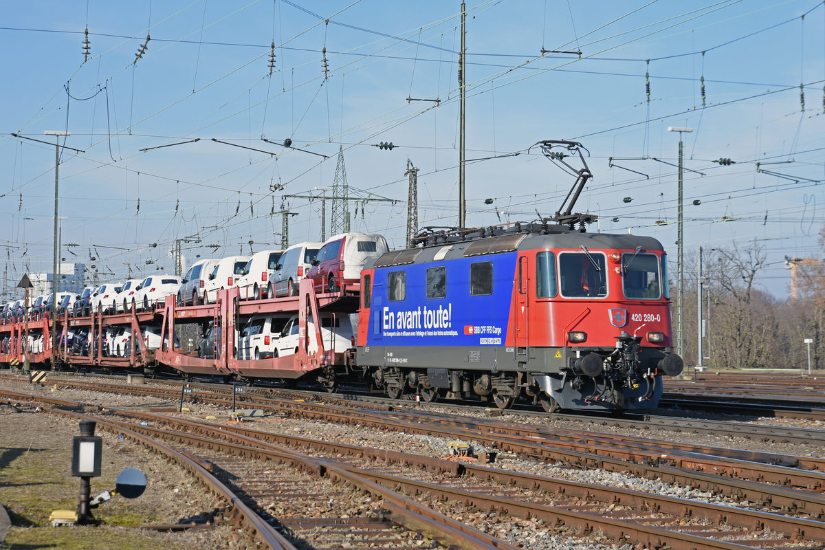 Re 420 280-0 durchfährt den badischen Bahnhof. Die Aufnahme stammt vom 05.02.2019.
