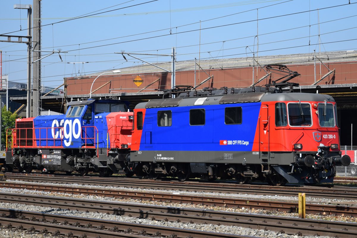 Re 420 280-0 (mit automatischer Kupplung und leicht veränderter Farbgebung) schleppt Am 843 064-7 und einige Güterwagen am 05.09.2018 durch Pratteln BL.