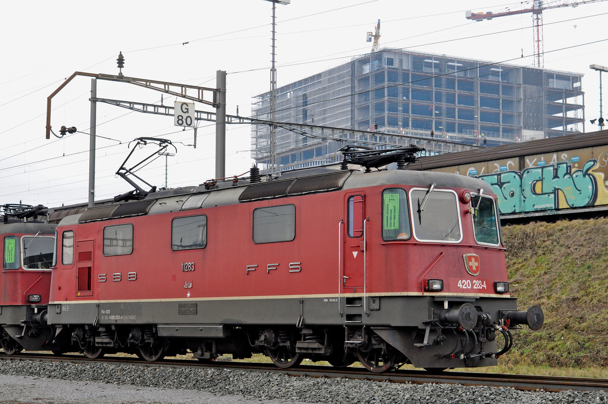 Re 420 283-4 (11283) wartet beim Güterbahnhof Muttenz auf den nächsten Einsatz. Die Aufnahme stammt vom 30.01.2017.