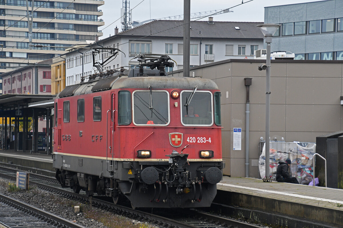 Re 420 283-4 durchfährt am 20.10.2025 solo den Bahnhof Pratteln.