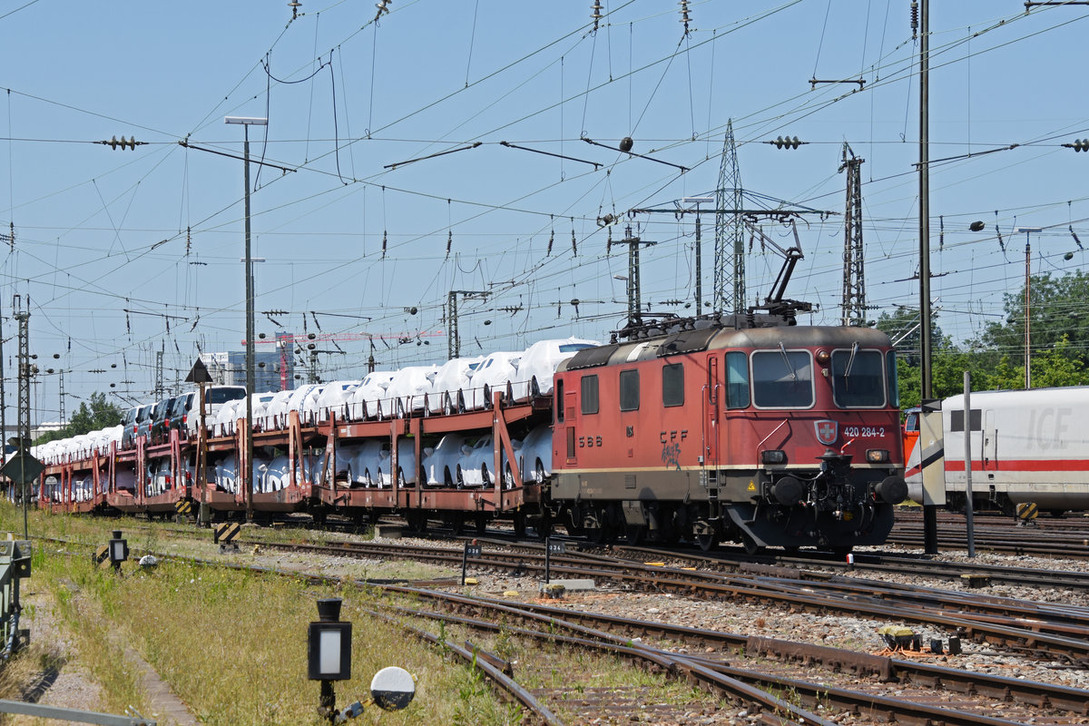 Re 420 284-2 durchfährt den badischen Bahnhof. Die Aufnahme stammt vom 04.07.2019.