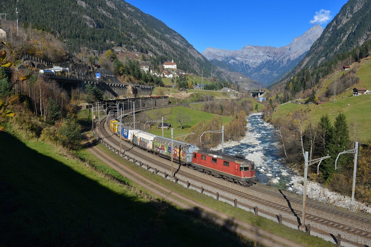 Re 420 284 mit einem Postzug am 05.11.2015 bei Wassen.