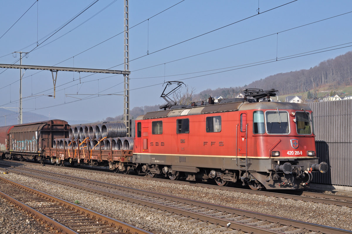 Re 420 285-9 (11285) durchfährt den Bahnhof Gelterkinden. Die Aufnahme stammt vom 16.03.2017.