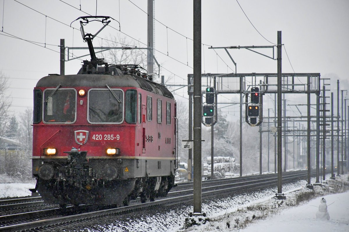 Re 420 285-9 ist am 06.01.2021 bei leichtem Schneetreiben als Lokzug zwischen Lenzburg und Rupperswil unterwegs in Richtung Luzern.