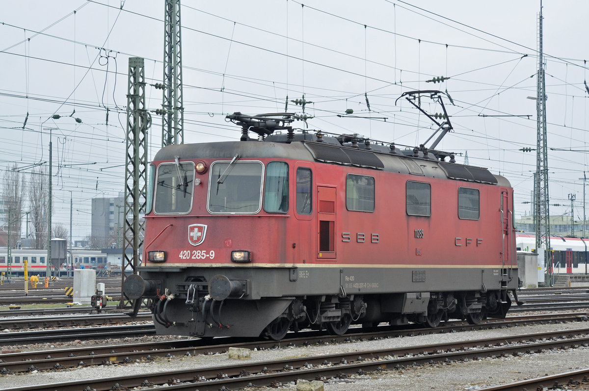 Re 420 285-9 durchfährt den Badischen Bahnhof. Die Aufnahme stammt vom 20.03.2018.