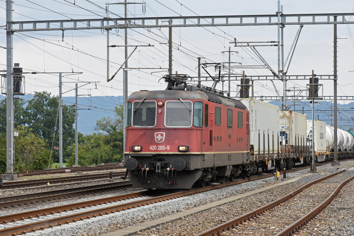 Re 420 285-9 durchfährt den Bahnhof Möhlin. Die Aufnahme stammt vom 06.09.2018.