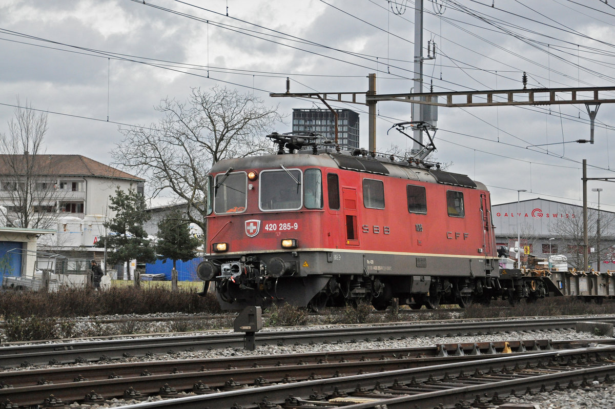 Re 420 285-9 durchfährt den Bahnhof Pratteln. Die Aufnahme stammt vom 13.01.2021.