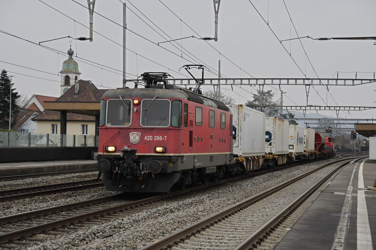 Re 420 286-7 durchfährt am 26.01.2023 den Bahnhof Rupperswil.