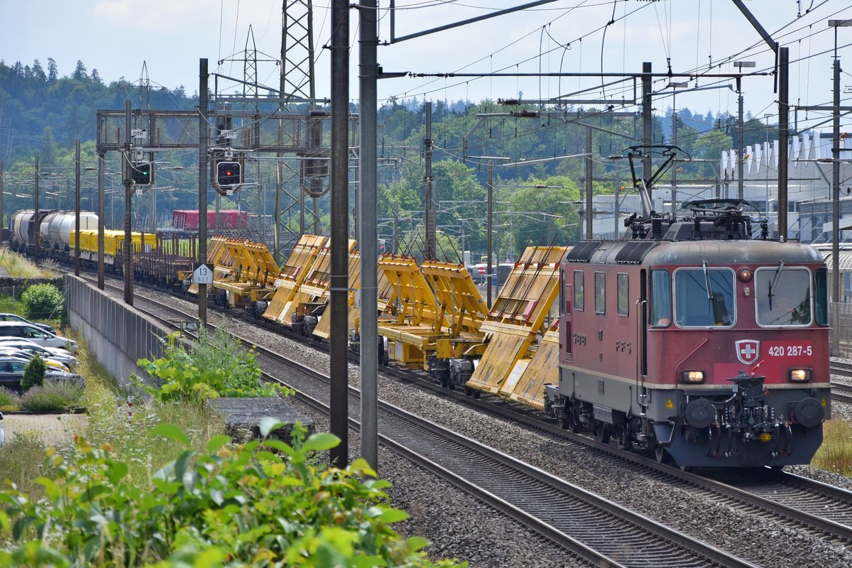 Re 420 287-5 mit automatischer Kupplung mit einem langen Güterzug kurz vor Othmarsingen in Richtung RBL am 15.07.2019.