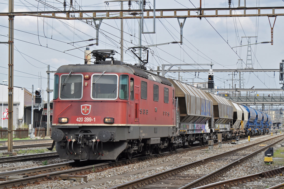 Re 420 289-1 durchfährt den Bahnhof Pratteln. Die Aufnahme stammt vom 09.04.2018.