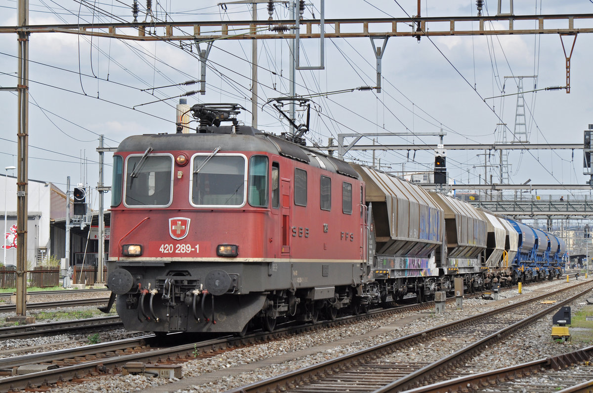 Re 420 289-1 durchfährt den Bahnhof Pratteln. Die Aufnahme stammt vom 09.04.2018.