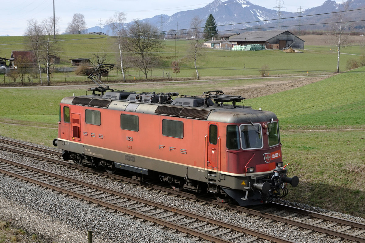 Re 420 289-1 mit Hybridkupplung als Lokzug bei Niederbipp unterwegs am 6. März 2019.
Foto: Walter Ruetsch