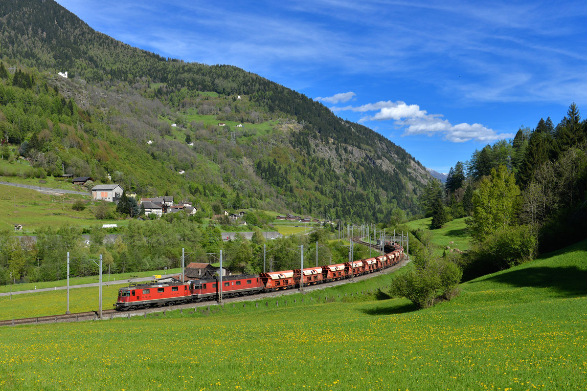 Re 420 289 und eine Re 620 mit einem Schotterzug am 20.05.2016 bei Ambri.