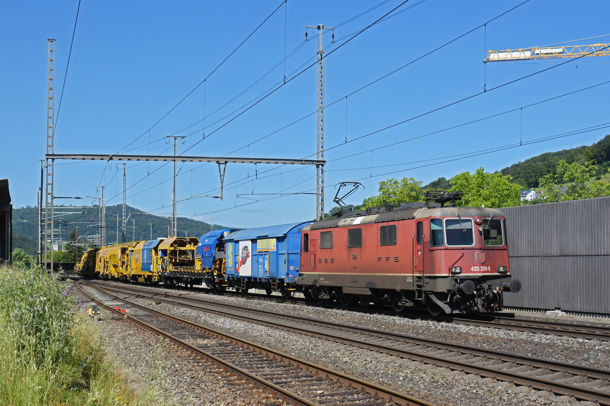 Re 420 290-9 durchfährt den Bahnhof Gelterkinden. Die Aufnahme stammt vom 07.07.2020.