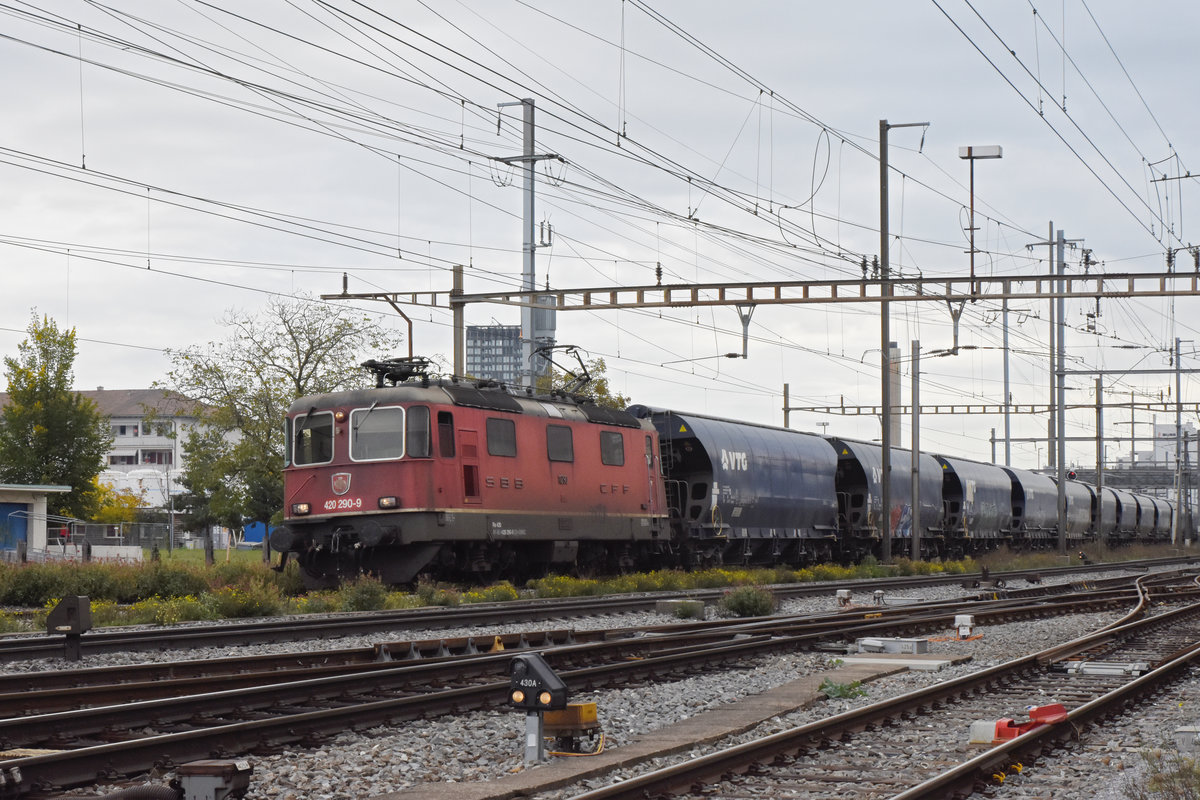 Re 420 290-9 durchfährt den Bahnhof Pratteln. Die Aufnahme stammt vom 09.10.2020.