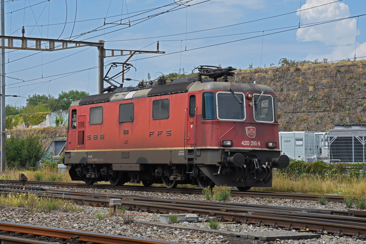 Re 420 290-9 durchfährt solo den Bahnhof Pratteln. Die Aufnahme stammt vom 12.08.2020.
