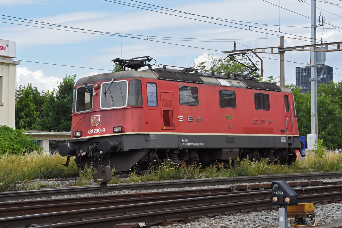 Re 420 290-9 durchfährt solo den Bahnhof Pratteln. Die Aufnahme stammt vom 01.07.2021.