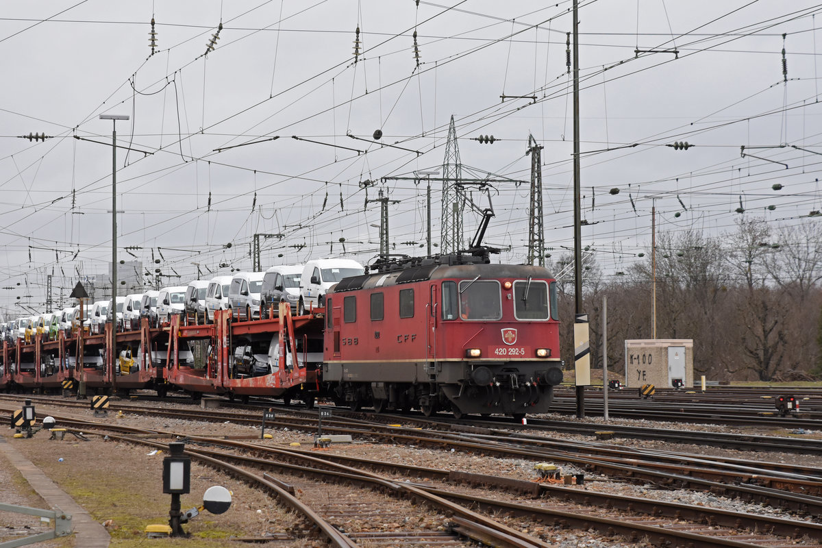 Re 420 292-5 durchfährt den badischen Bahnhof. Die Aufnahme stammt vom 28.01.2019.