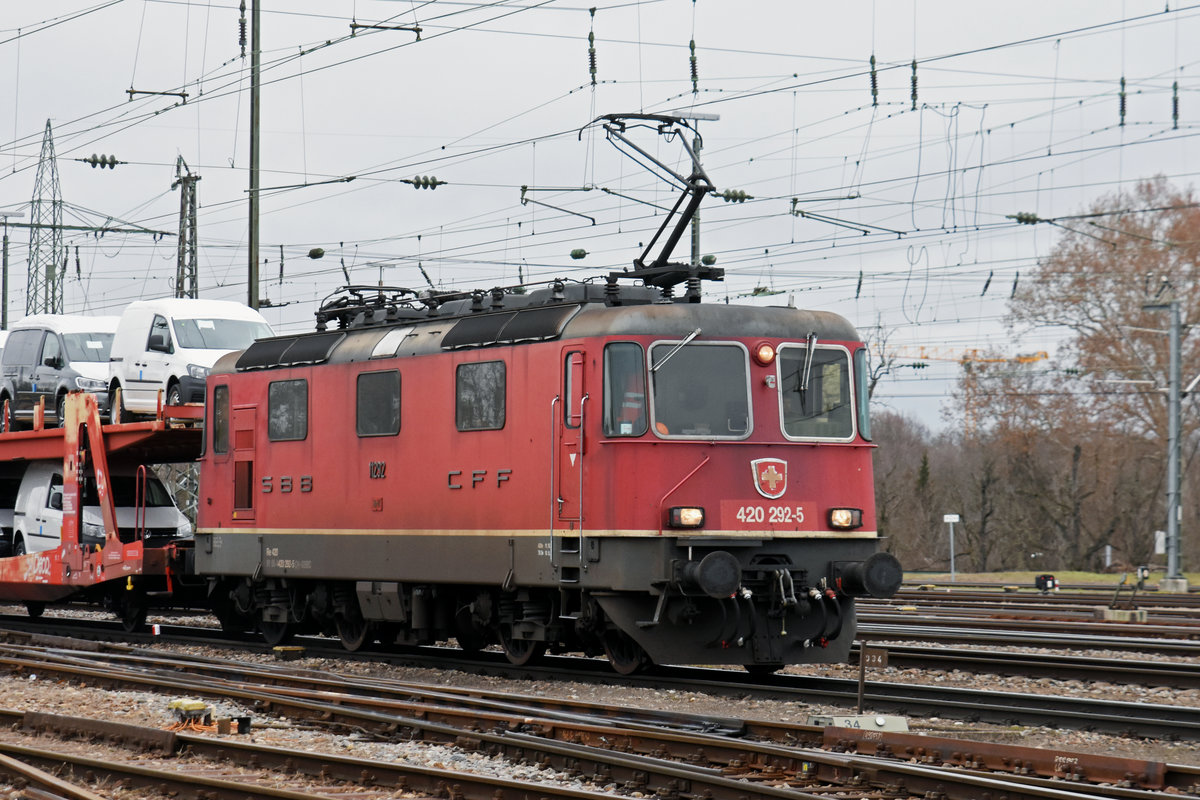 Re 420 292-5 durchfährt den badischen Bahnhof. Die Aufnahme stammt vom 28.01.2019.