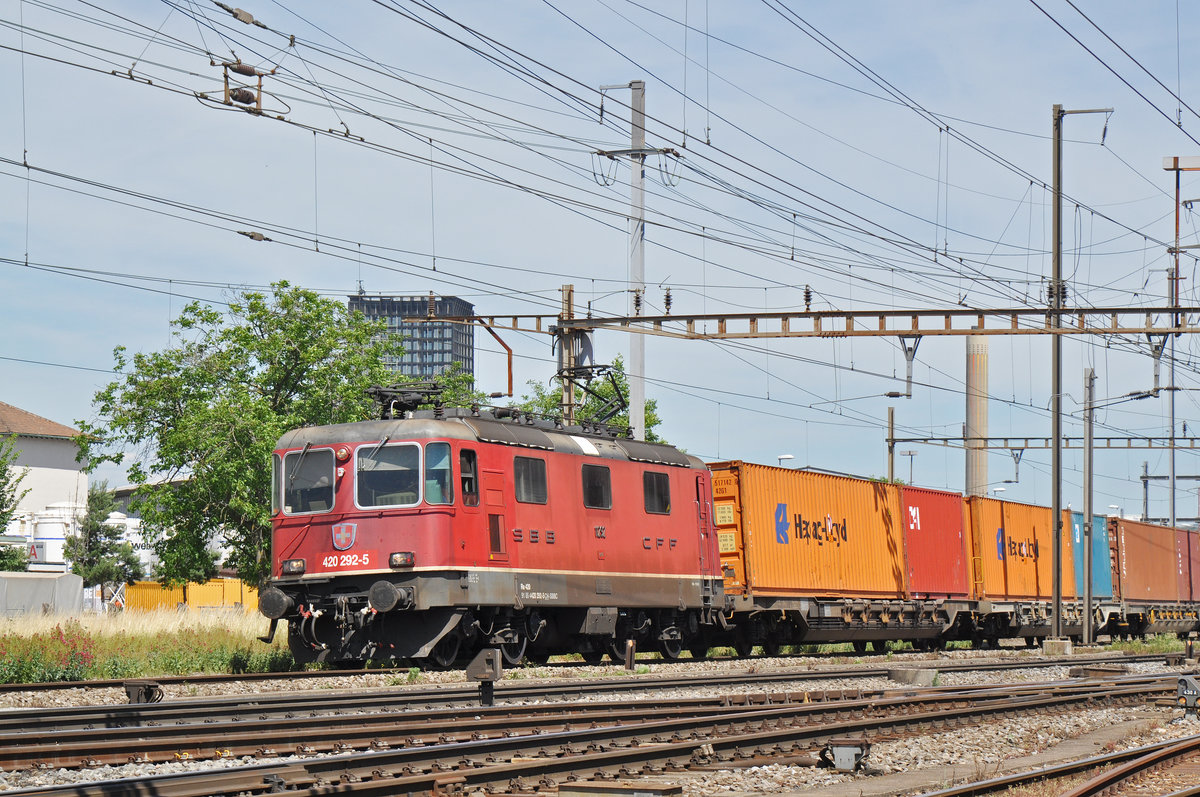 Re 420 292-5 durchfährt den Bahnhof Pratteln. Die Aufnahme stammt vom 16.06.2017.