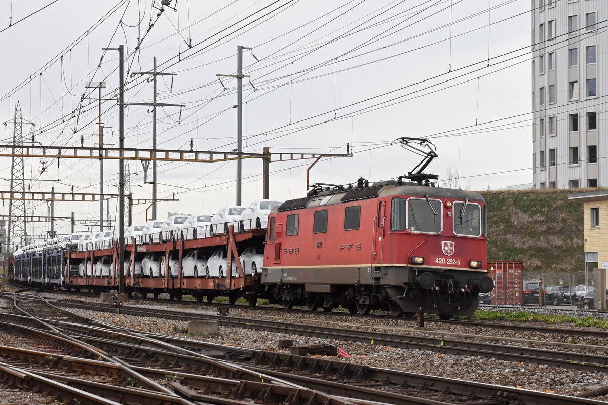 Re 420 292-5 durchfährt den Bahnhof Pratteln. Die Aufnahme stammt vom 06.03.2019.