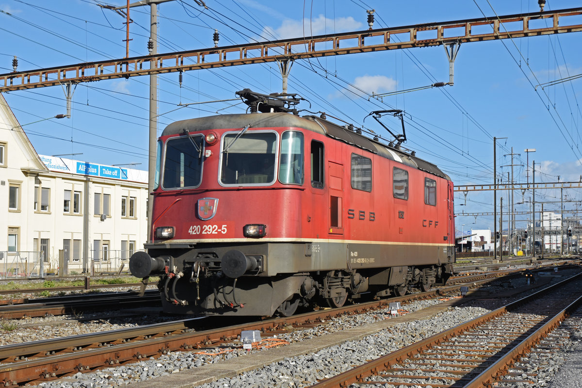 Re 420 292-5 durchfährt solo den Bahnhof Pratteln. Die Aufnahme stammt vom 10.02.2020.