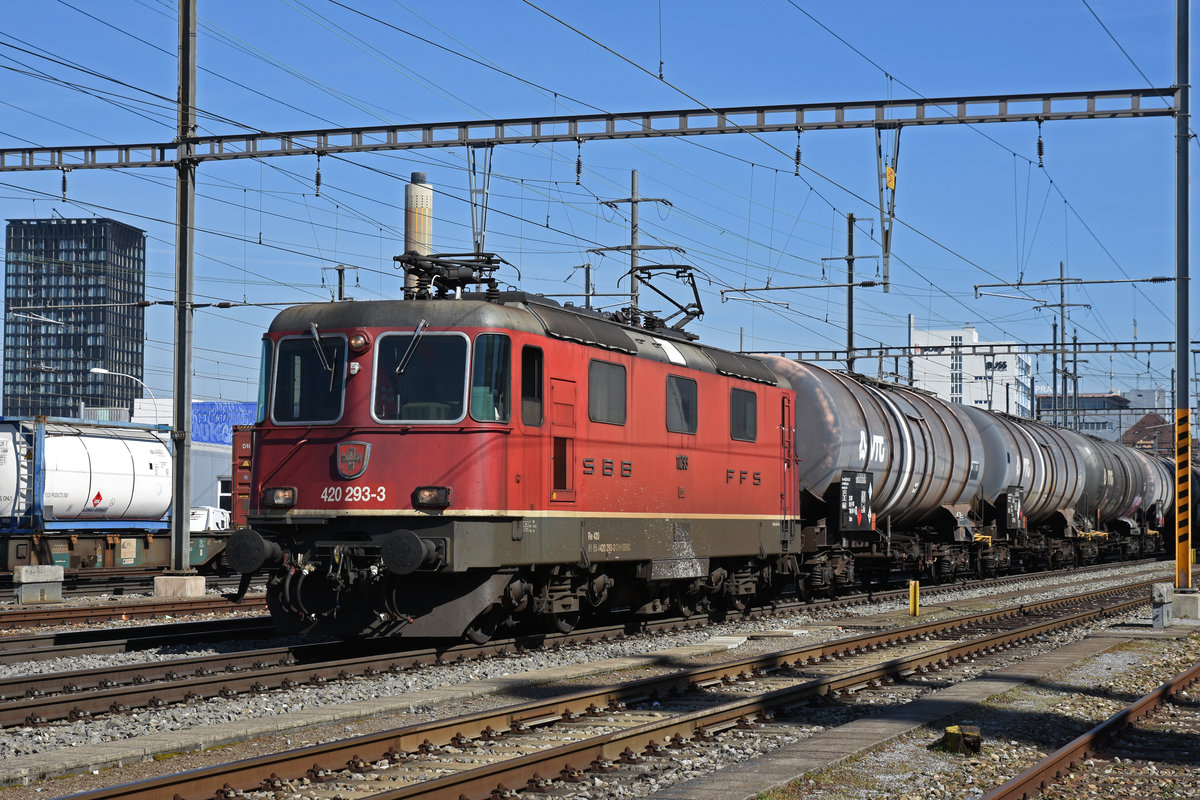 Re 420 293-3 durchfährt den Bahnhof Pratteln. Die Aufnahme stammt vom 21.03.2019.