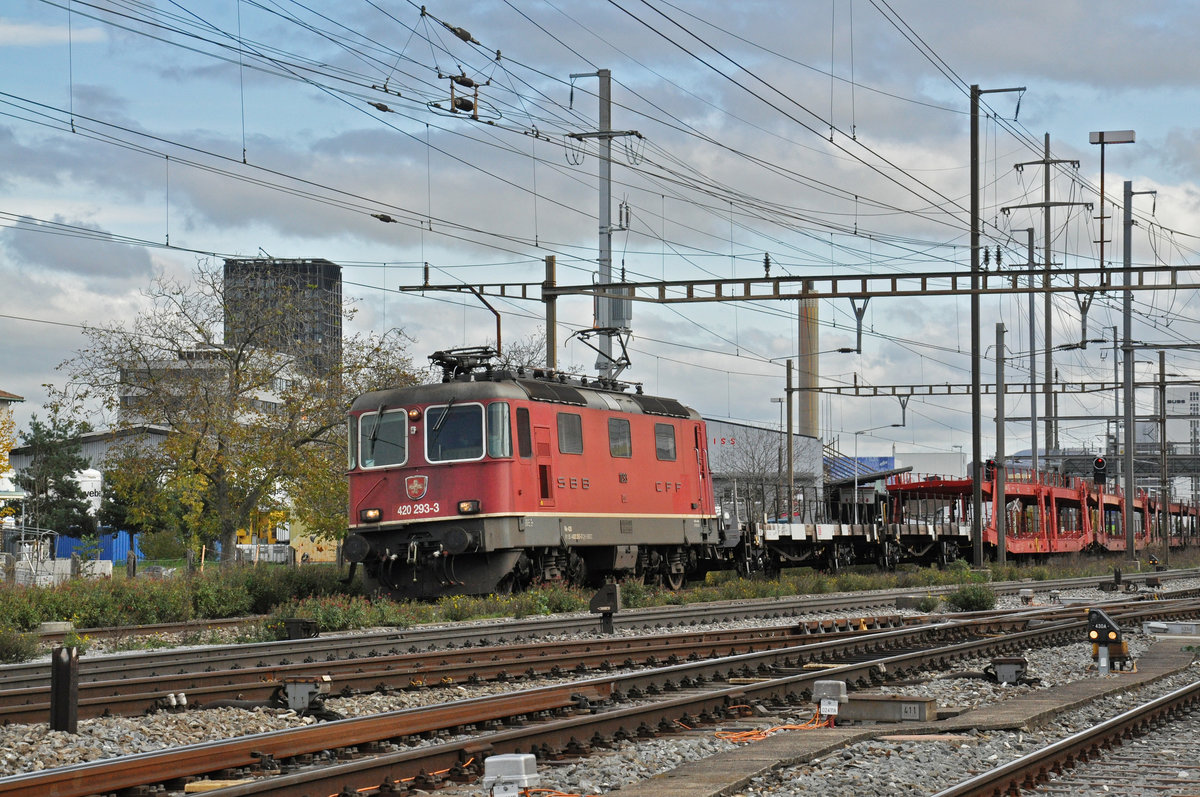 Re 420 293-3 durchfährt den Bahnhof Pratteln. Die Aufnahme stammt vom 30.10.2020.