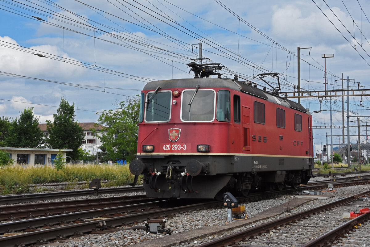 Re 420 293-3 durchfährt den Bahnhof Pratteln. Die Aufnahme stammt vom 01.07.2021.