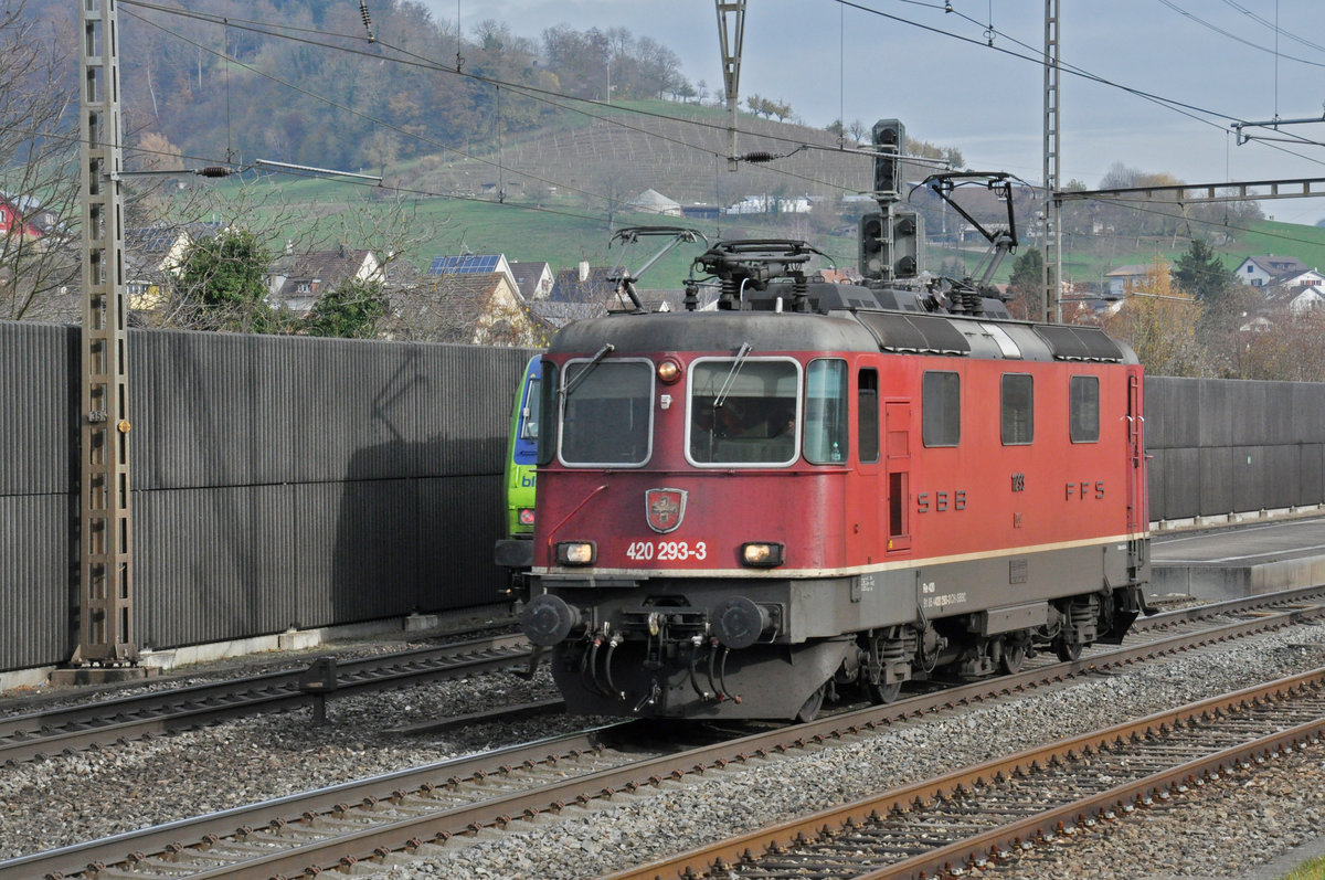 Re 420 293-3 durchfährt solo den Bahnhof Gelterkinden. Die Aufnahme stammt vom 25.11.2019.