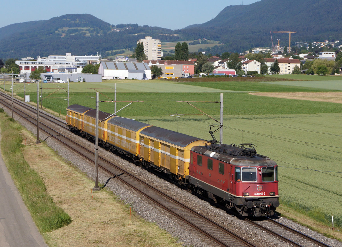 Re 420 293-3 mit einem Postzug nach Härkingen unterwegs zwischen Bettlach und Selzach am 2. Juni 2020.
Foto: Walter Ruetsch