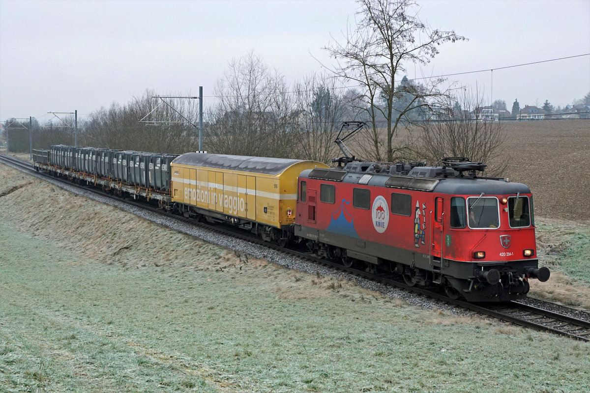 Re 420 294-1  100 Jahre Cirkus KNIE  zwischen Solothurn und Biberist am 30. Dezember 2019.
Foto: Walter Ruetsch