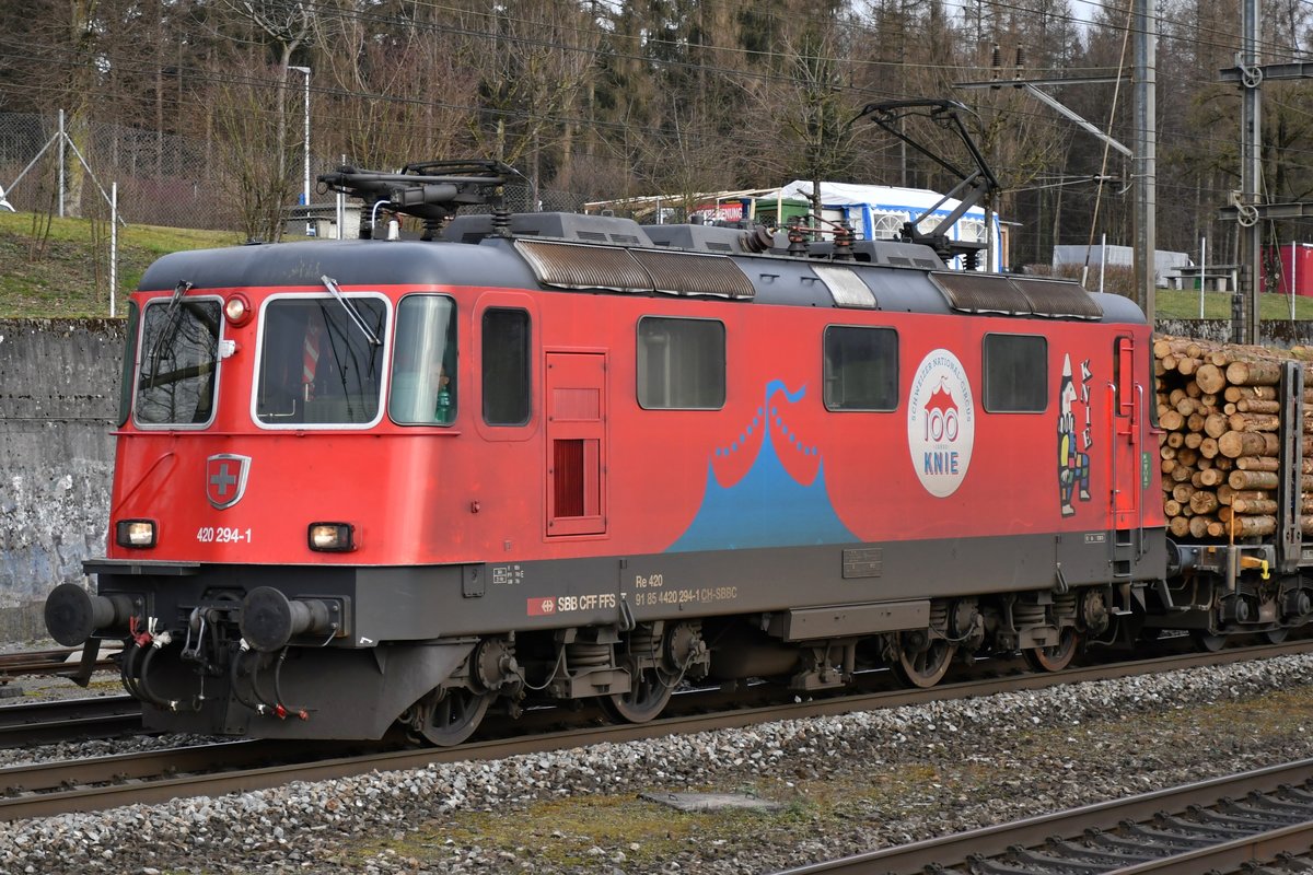 Re 420 294-1  Circus Knie  auf dem Weg Richtung Innerschweiz, aufgenommen bei Othmarsingen am 25.02.2020.
