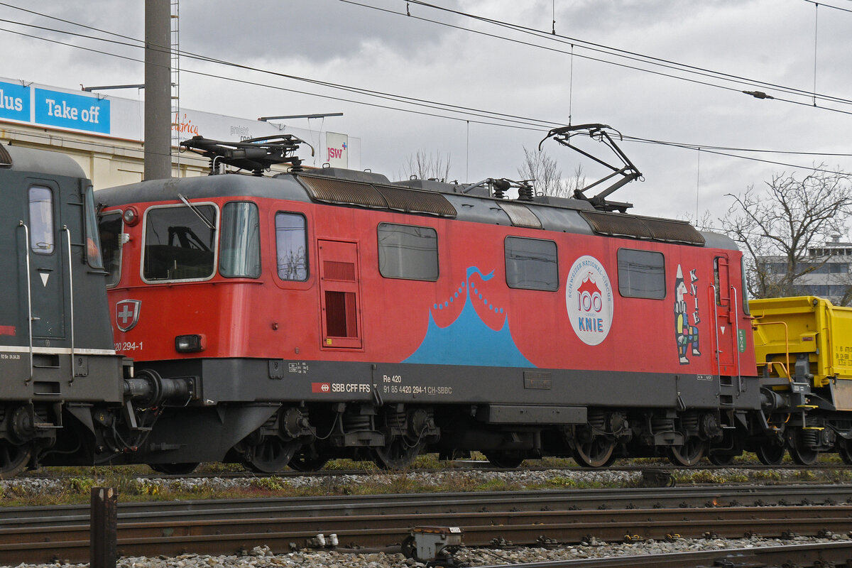 Re 420 294-1 durchfährt am 16.02.2026 als Zweit Lok den Bahnhof Pratteln.
