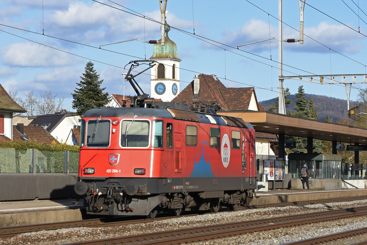 Re 420 294-1 durchfährt solo den Bahnhof Rupperswil. Die Aufnahme stammt vom 07.02.2022.