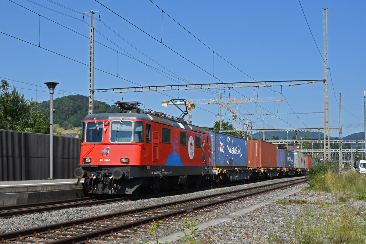 Re 420 294-1 mit der Werbung für den Zirkus Knie, durchfährt den Bahnhof Gelterkinden. Die Aufnahme stammt vom 12.08.2021.