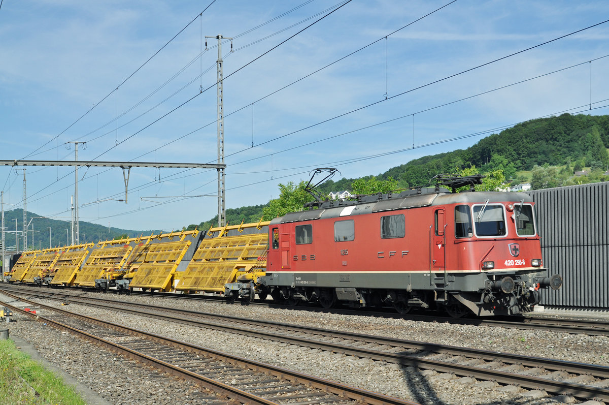 Re 420 295-8 durchfährt den Bahnhof Gelterkinden. Die Aufnahme stammt vom 05.07.2017.