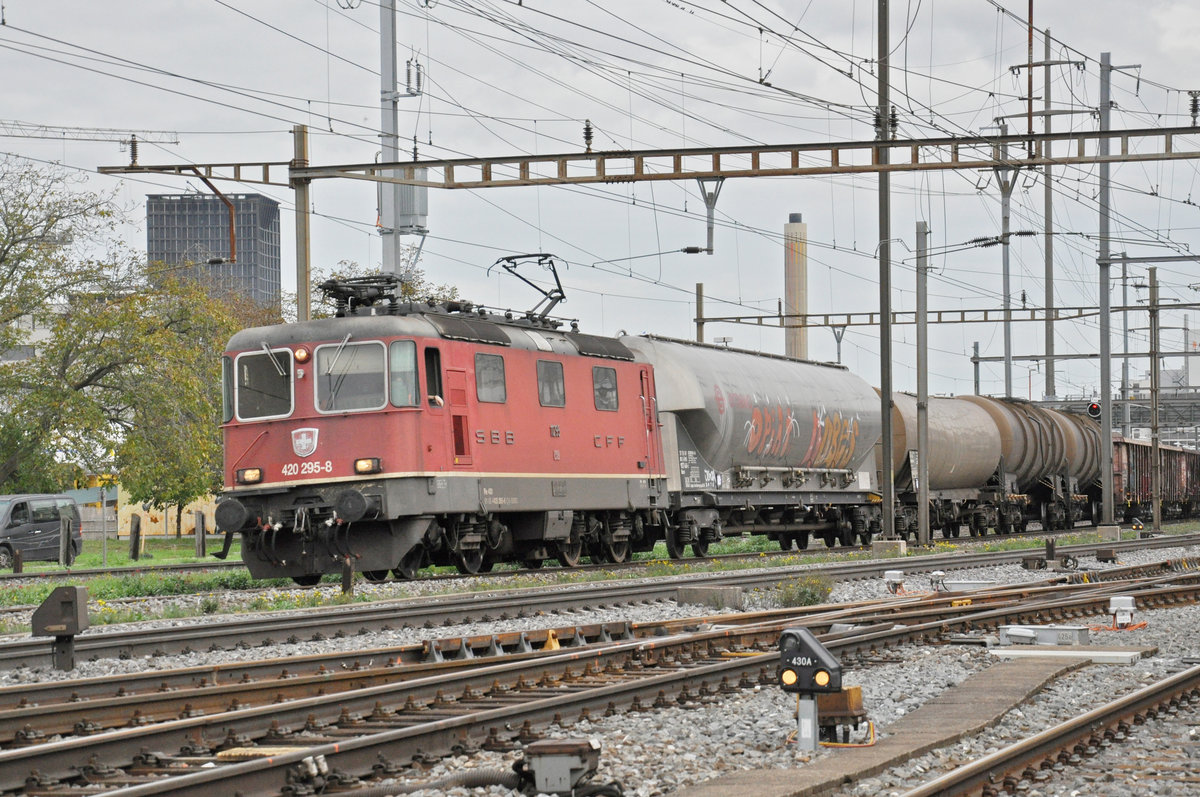 Re 420 295-8 durchfährt den Bahnhof Pratteln. Die Aufnahme stammt vom 24.10.2019.