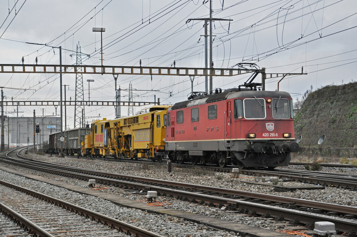 Re 420 295-8 durchfährt den Bahnhof Pratteln. Die Aufnahme stammt vom 07.01.2021.