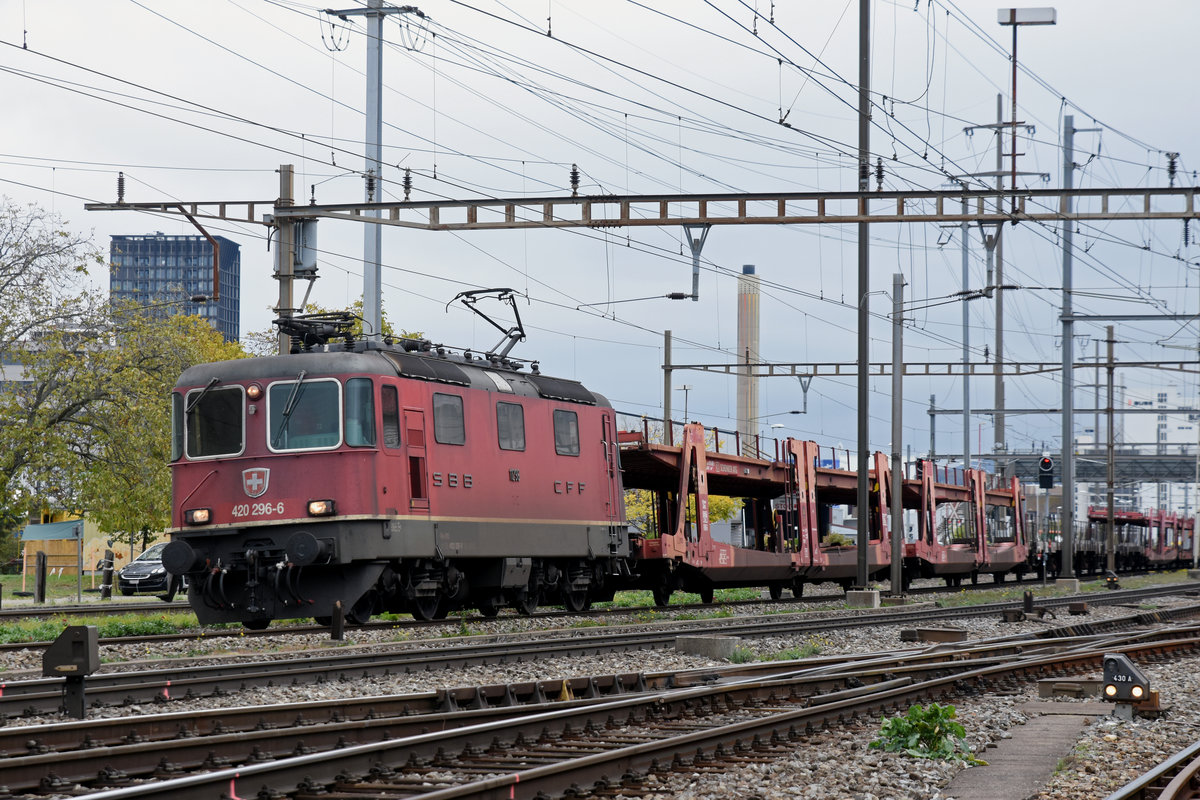 Re 420 296-6 durchfährt den Bahnhof Pratteln. Die Aufnahme stammt vom 29.10.2018.
