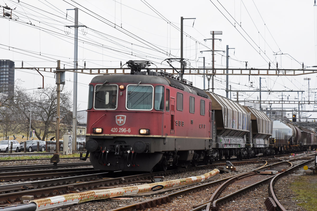 Re 420 296-6 durchfährt den Bahnhof Pratteln. Die Aufnahme stammt vom 28.01.2019.