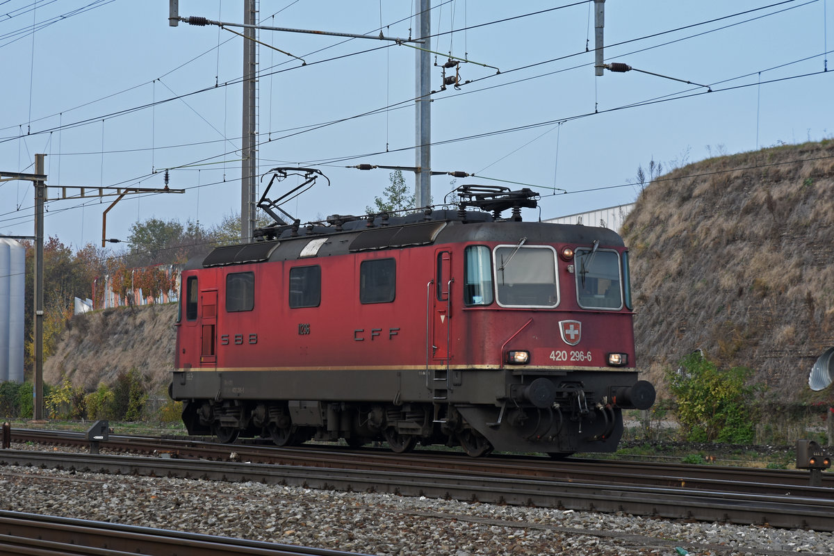 Re 420 296-6 durchfährt solo den Bahnhof Pratteln. Die Aufnahme stammt vom 09.11.2018.