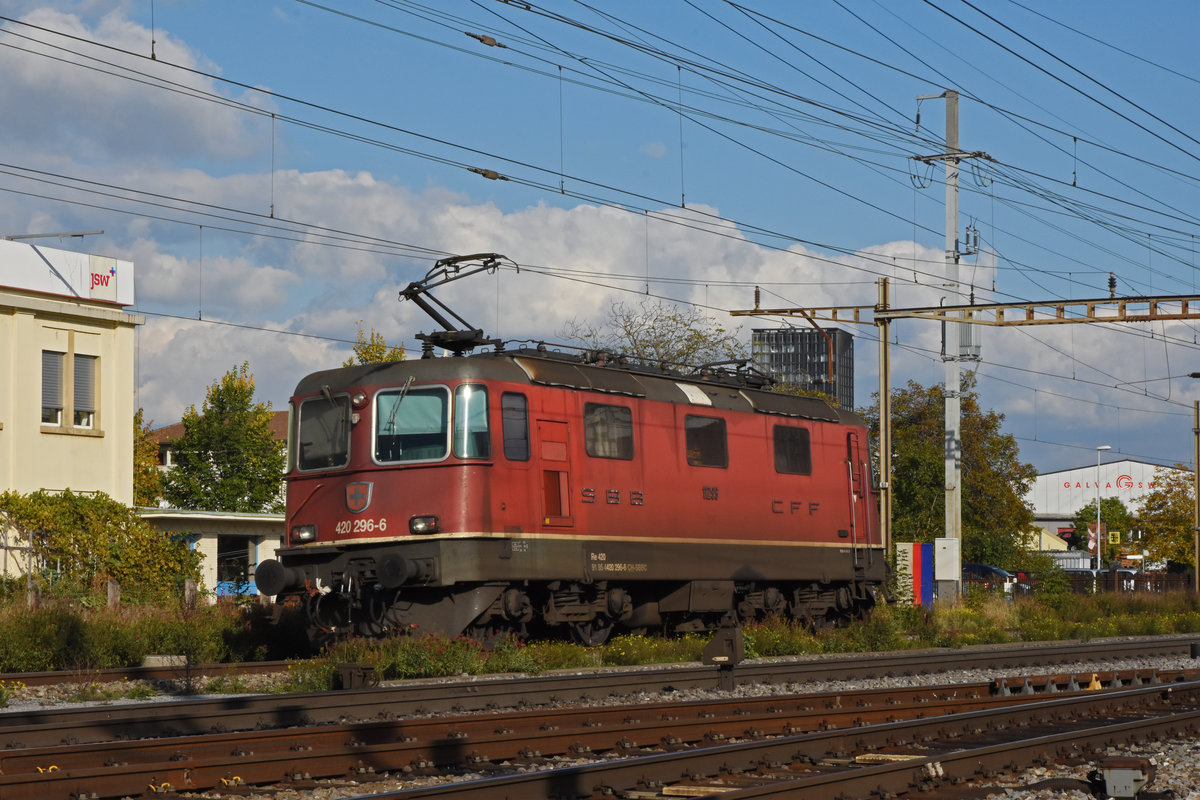 Re 420 296-6 durchfährt solo den Bahnhof Pratteln. Die Aufnahme stammt vom 14.10.2020.